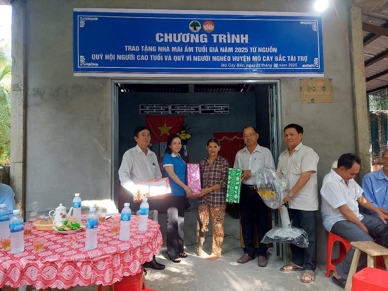 Bàn giao nhà "Mái ấm tuổi già"